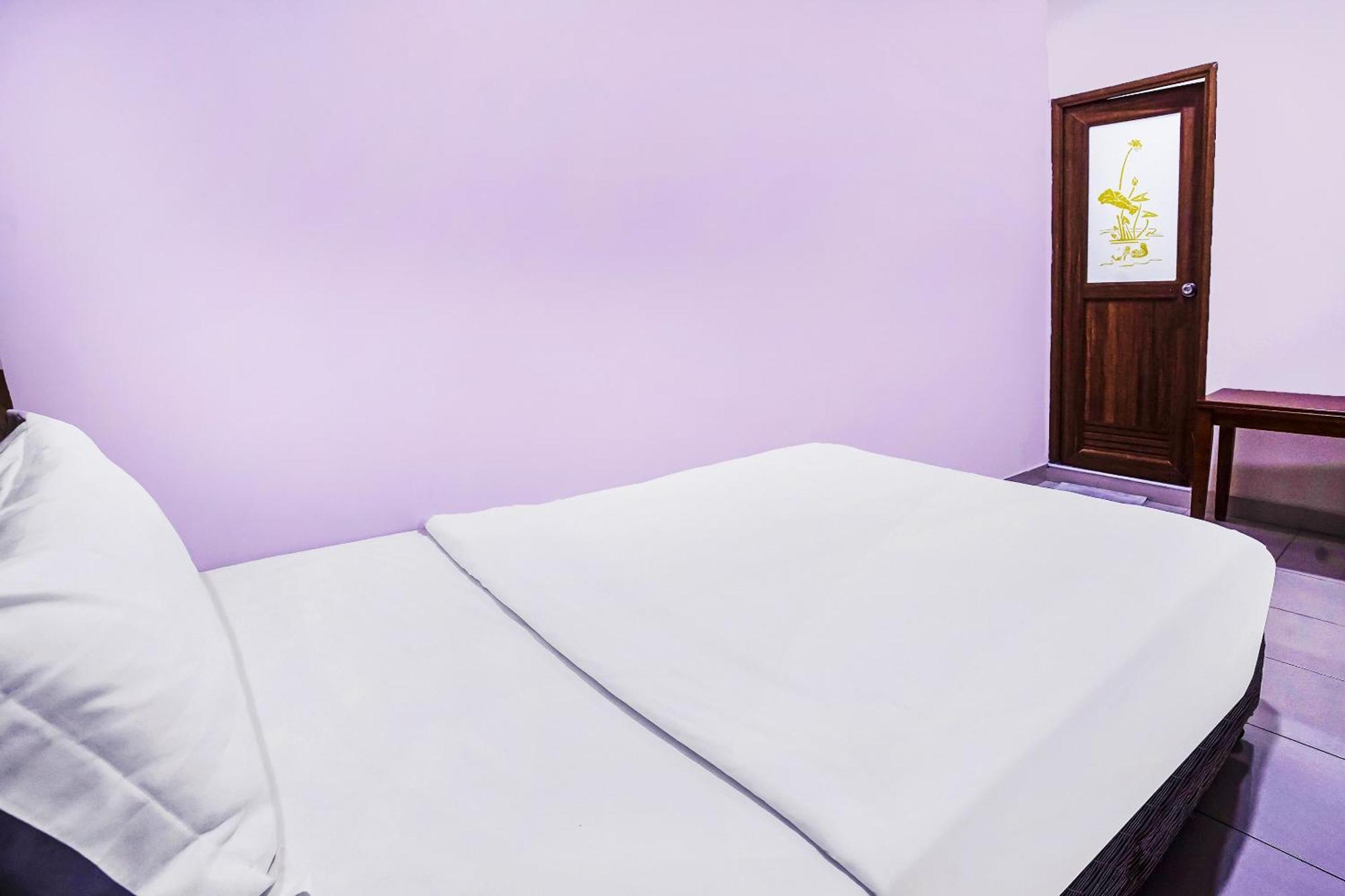 Hotel Night Queen Salak Tinggi Sepang Exterior foto