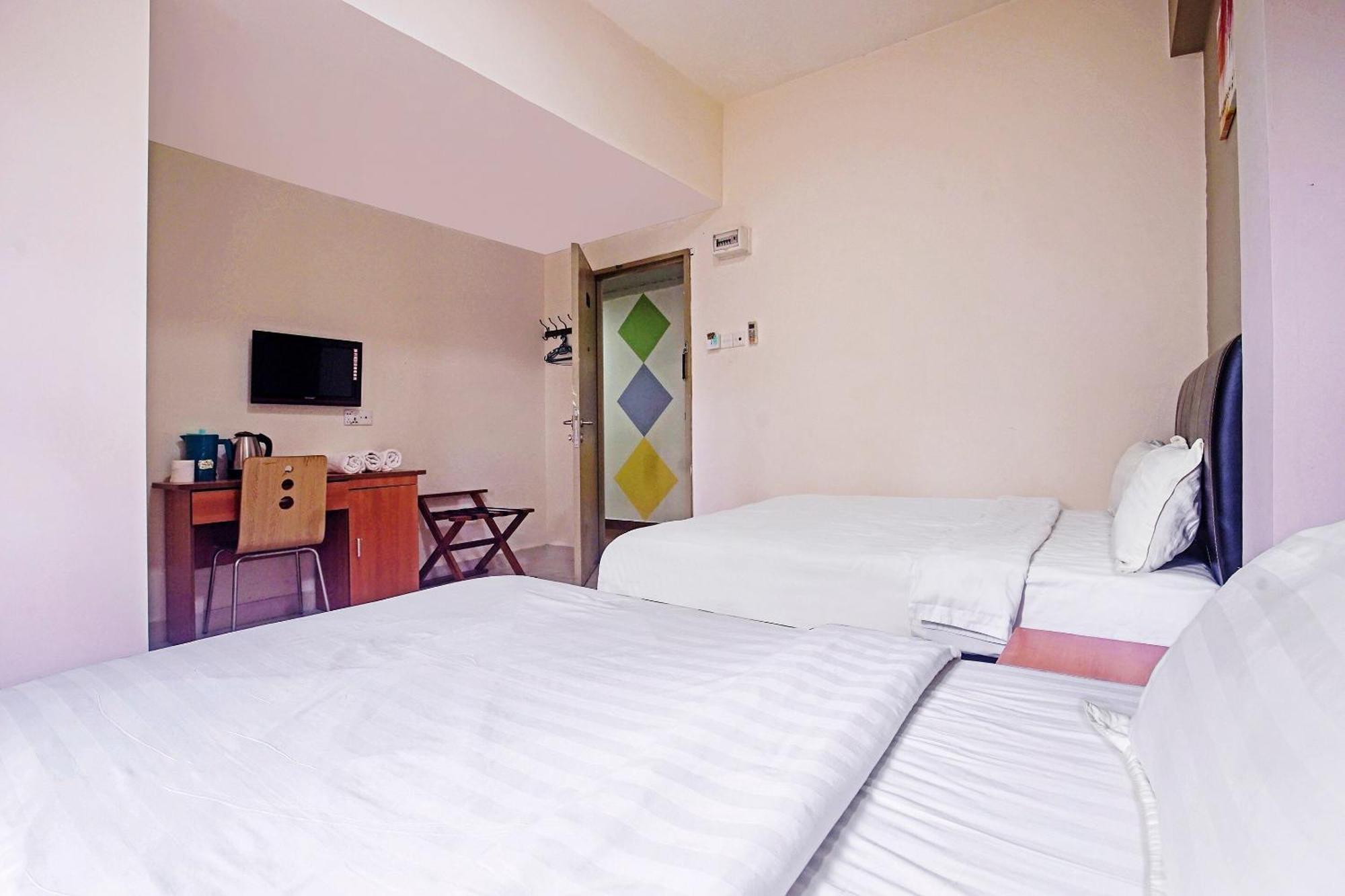 Hotel Night Queen Salak Tinggi Sepang Exterior foto