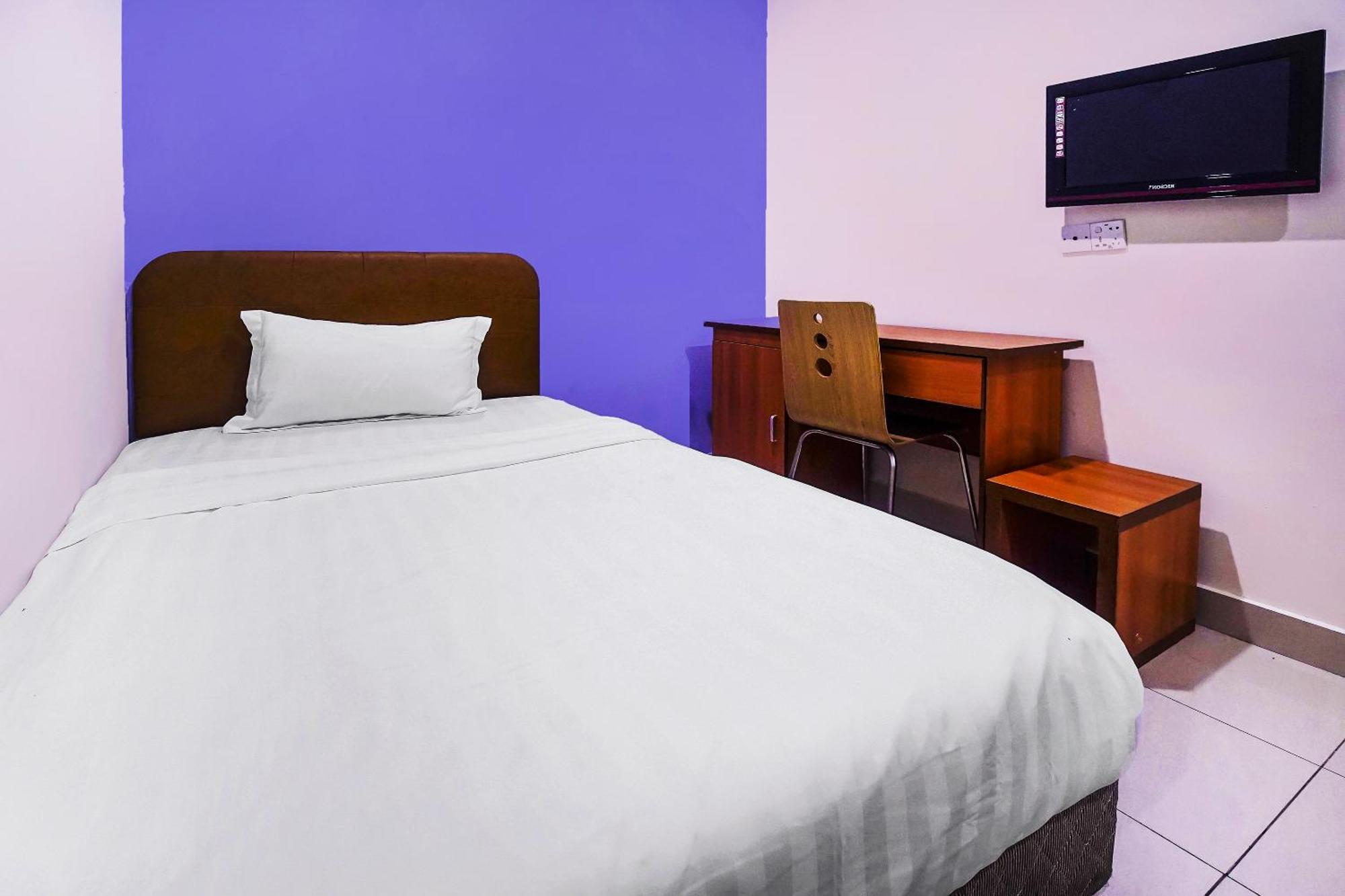 Hotel Night Queen Salak Tinggi Sepang Exterior foto