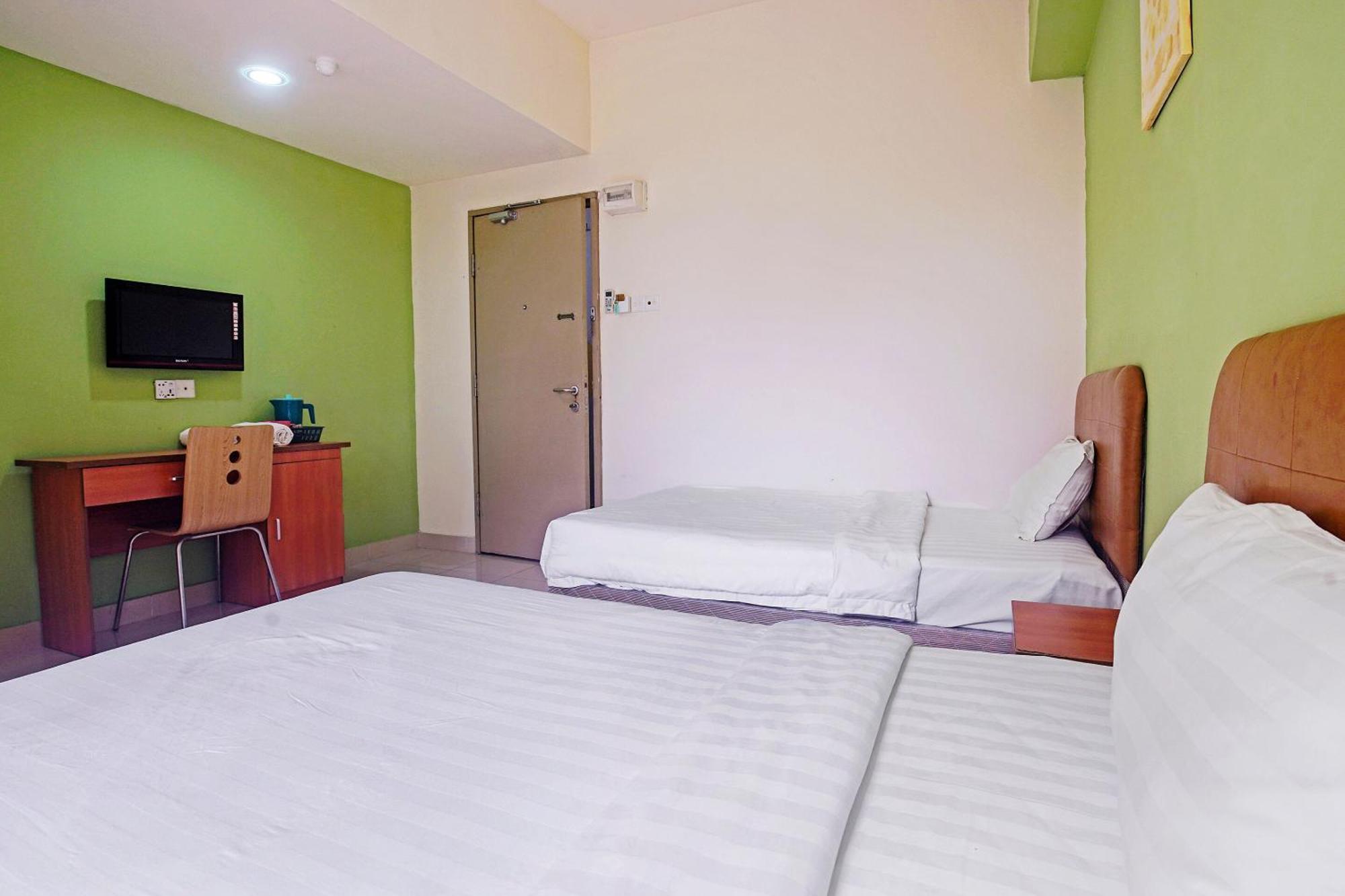 Hotel Night Queen Salak Tinggi Sepang Exterior foto
