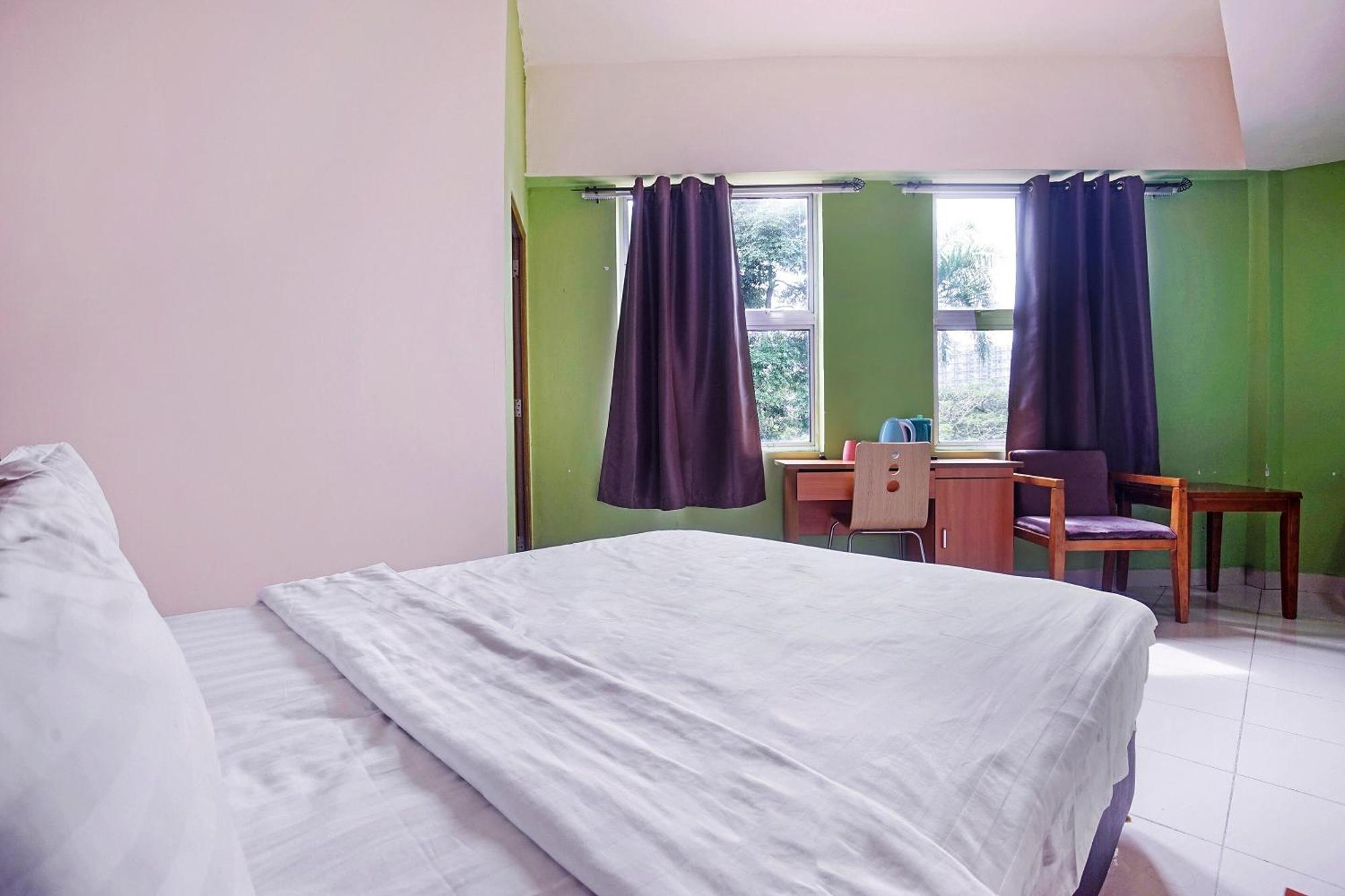Hotel Night Queen Salak Tinggi Sepang Exterior foto