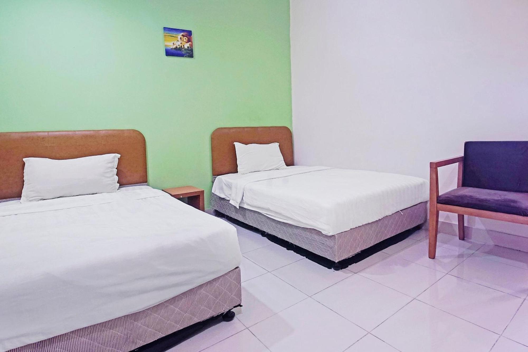 Hotel Night Queen Salak Tinggi Sepang Exterior foto