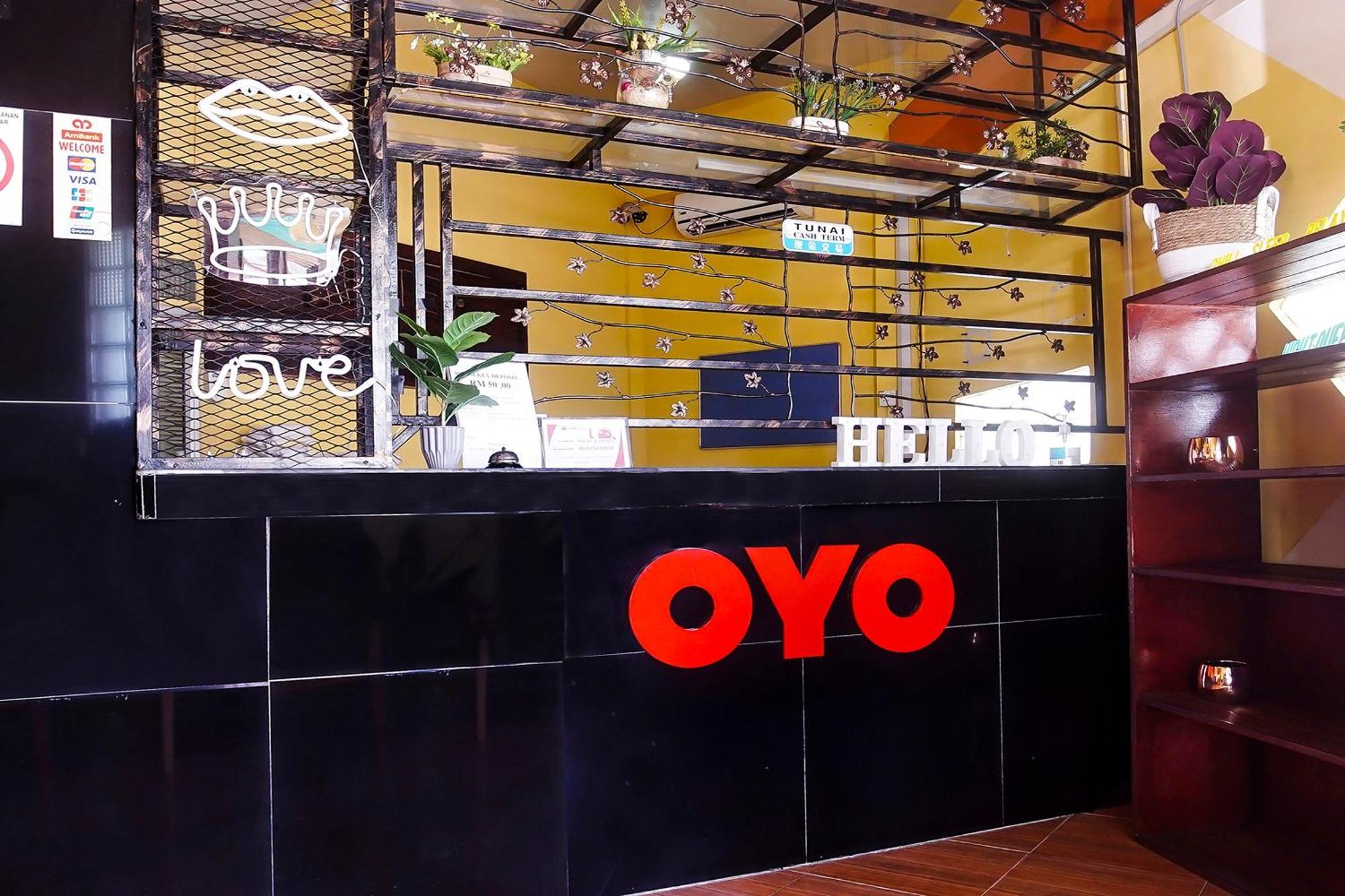 Hotel Night Queen Salak Tinggi Sepang Exterior foto